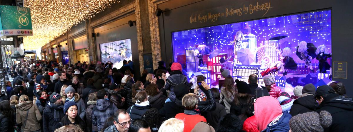 La foule vient admirer les vitrines des magasins du boulevard Haussmann à Paris - MAXPPP