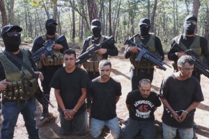Membres du cartel "Jalisco Nueva Generacion" avec des otages