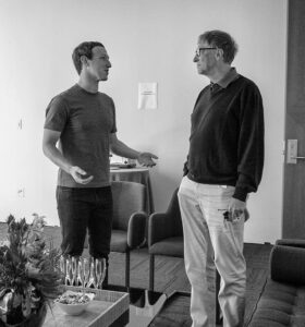 Mark Zuckerberg. Bill Gates. Une photo à 138 milliards de dollars (© DR)