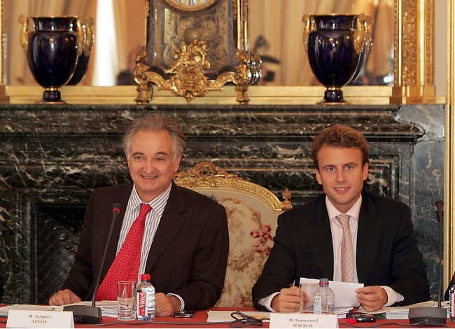 Jacques Attali et Emmanuel Macron, lors de la première réunion de la commission Attali, en septembre 2007 - HALEY/SIPA