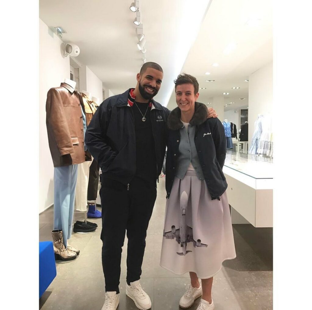 Sarah Andelman accompagnée de Drake, au coeur du concept-store