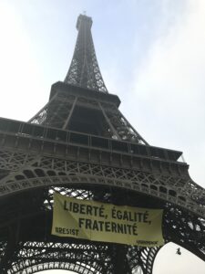 Des militants Greenpeace déploient une banderole anti-FN à la Tour Eiffel